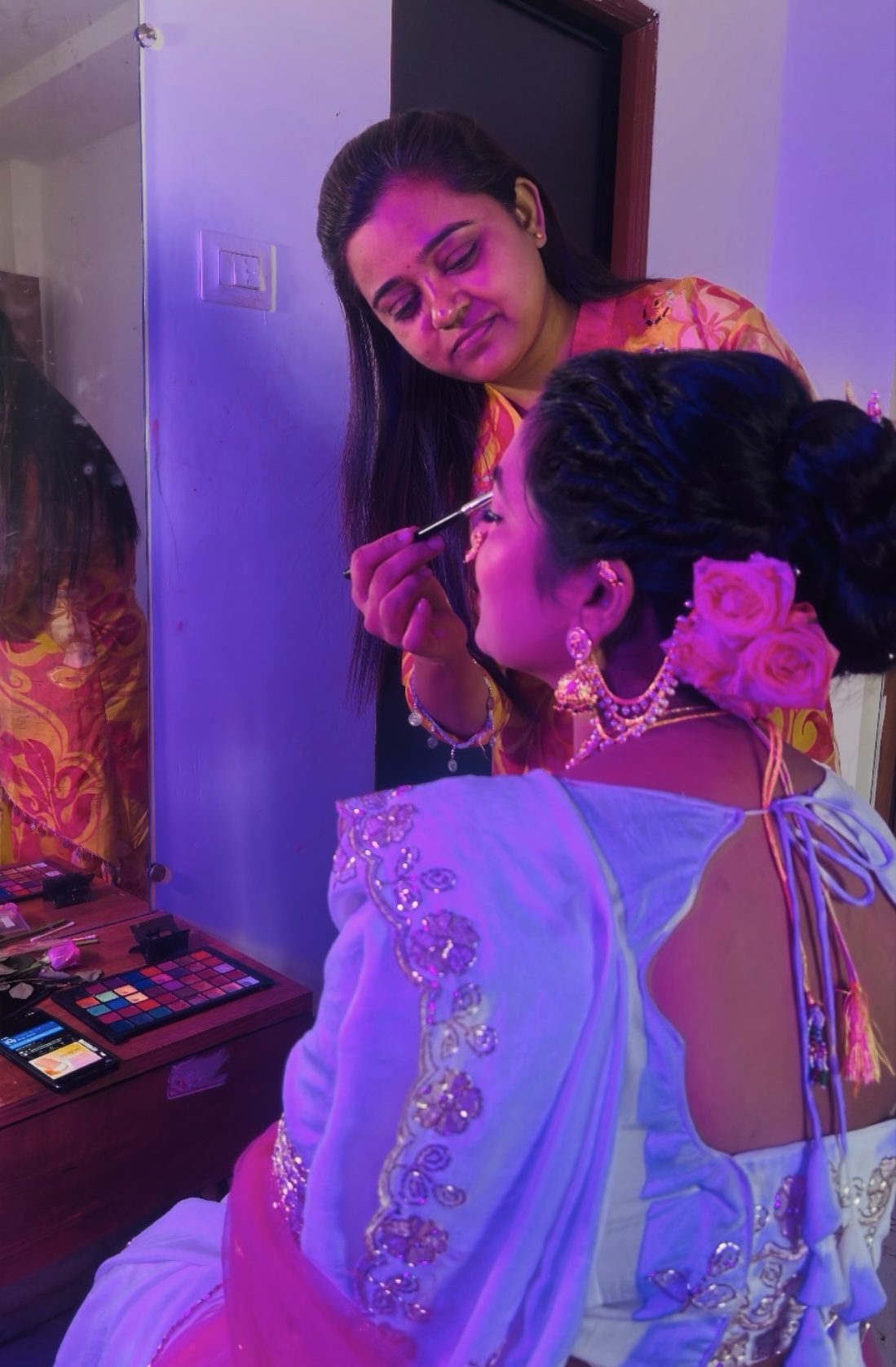 Professional makeup artist Sonali Dalvi providing makeup services in Amravati